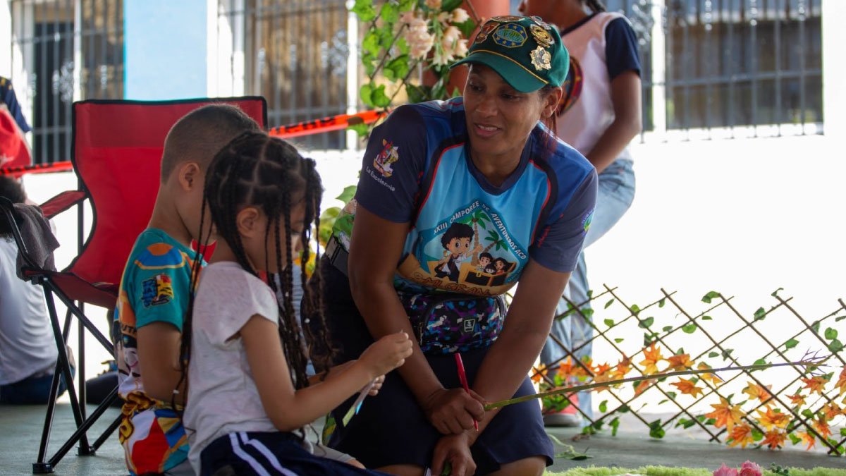 Familia compartiendo un momento espiritual en casa