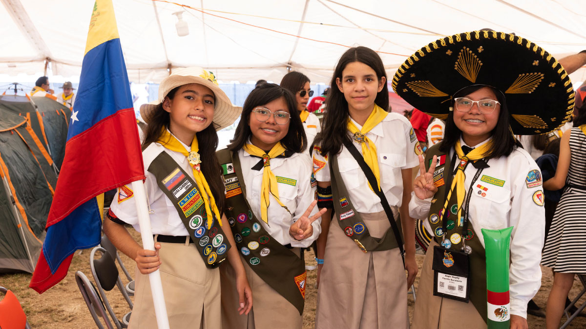 Equipo de líderes organizando el Club de Conquistadores